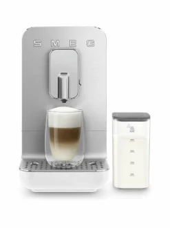 Kahvin- & Vedenkeittimet<Smeg BCC13BLMEU- täysautomaattinen kahvikone ja maidonvaahdotin WHITE