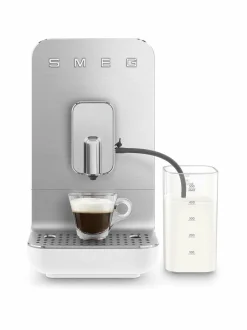 Kahvin- & Vedenkeittimet<Smeg BCC13BLMEU- täysautomaattinen kahvikone ja maidonvaahdotin WHITE