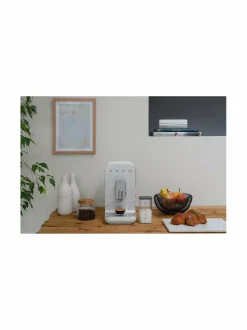 Kahvin- & Vedenkeittimet<Smeg BCC13BLMEU- täysautomaattinen kahvikone ja maidonvaahdotin WHITE