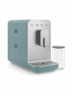 Kahvin- & Vedenkeittimet<Smeg BCC13BLMEU- täysautomaattinen kahvikone ja maidonvaahdotin EMERALD GREEN
