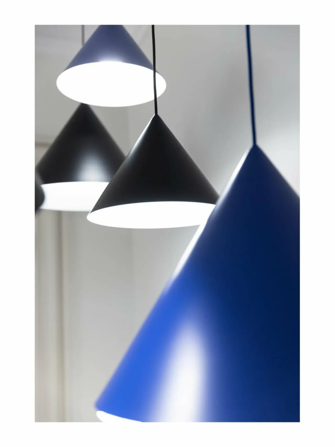 Kattovalaisimet<Frandsen Benjamin-riippuvalaisin XL Ø 46 cm ATOMIC BLUE