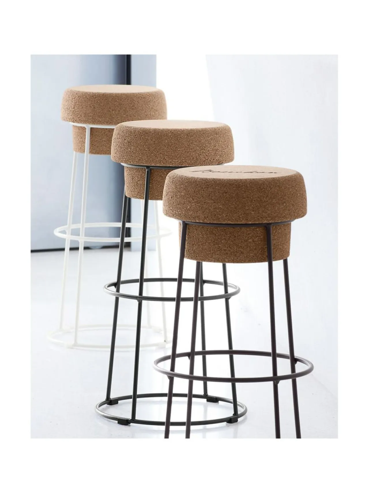 Domitalia Bouchon Baarijakkara 76cm valkoinen metallirunko^ Baari- & Viinitarvikkeet