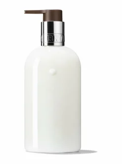 Naiset<Molton Brown Coastal Cypress Sea Fennel Hand Lotion -käsivoide 300 ml