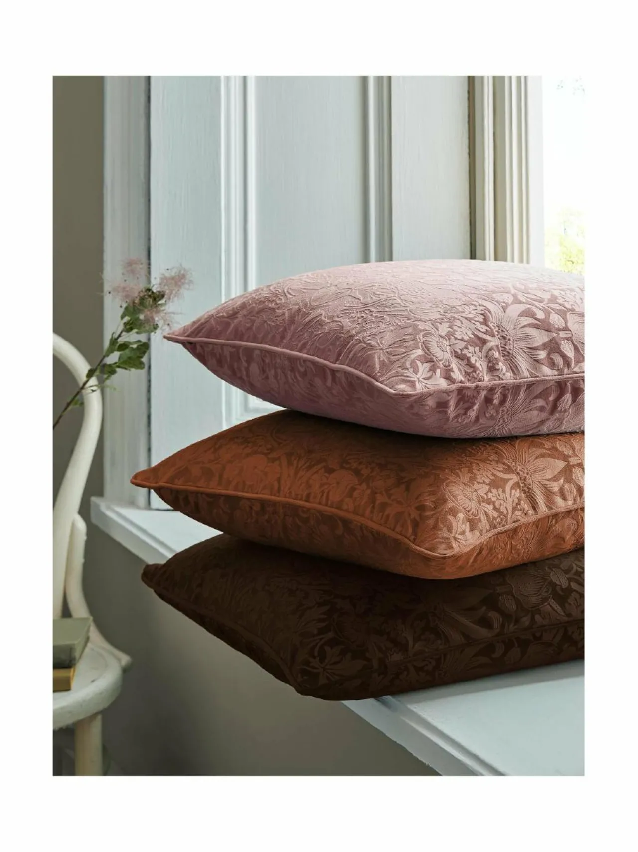 Sisustustyynyt<William Morris At Home Cushion Strawberry Thief Embossed -sisustustyyny 50 x 50 cm 22 EMBOSSED CHOCOLATE