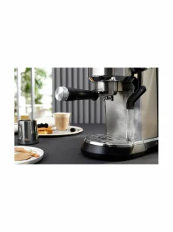 Kahvin- & Vedenkeittimet<Delonghi Dedica Maestro Plus -espressokeitin METAL