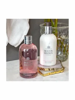 Naiset<Molton Brown Delicious Rhubarb & Rose Body Wash -suihkugeeli 300 ml