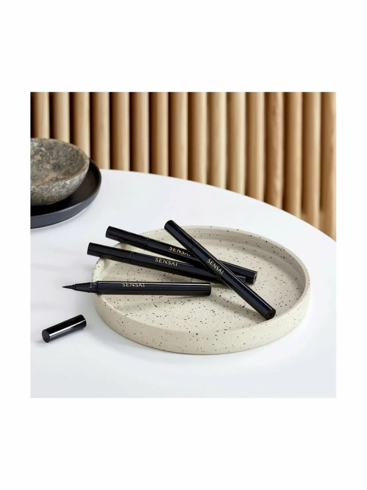Silmät<SENSAI Designing Liquid Eyeliner -nestemäinen rajauskynä 0,6 ml