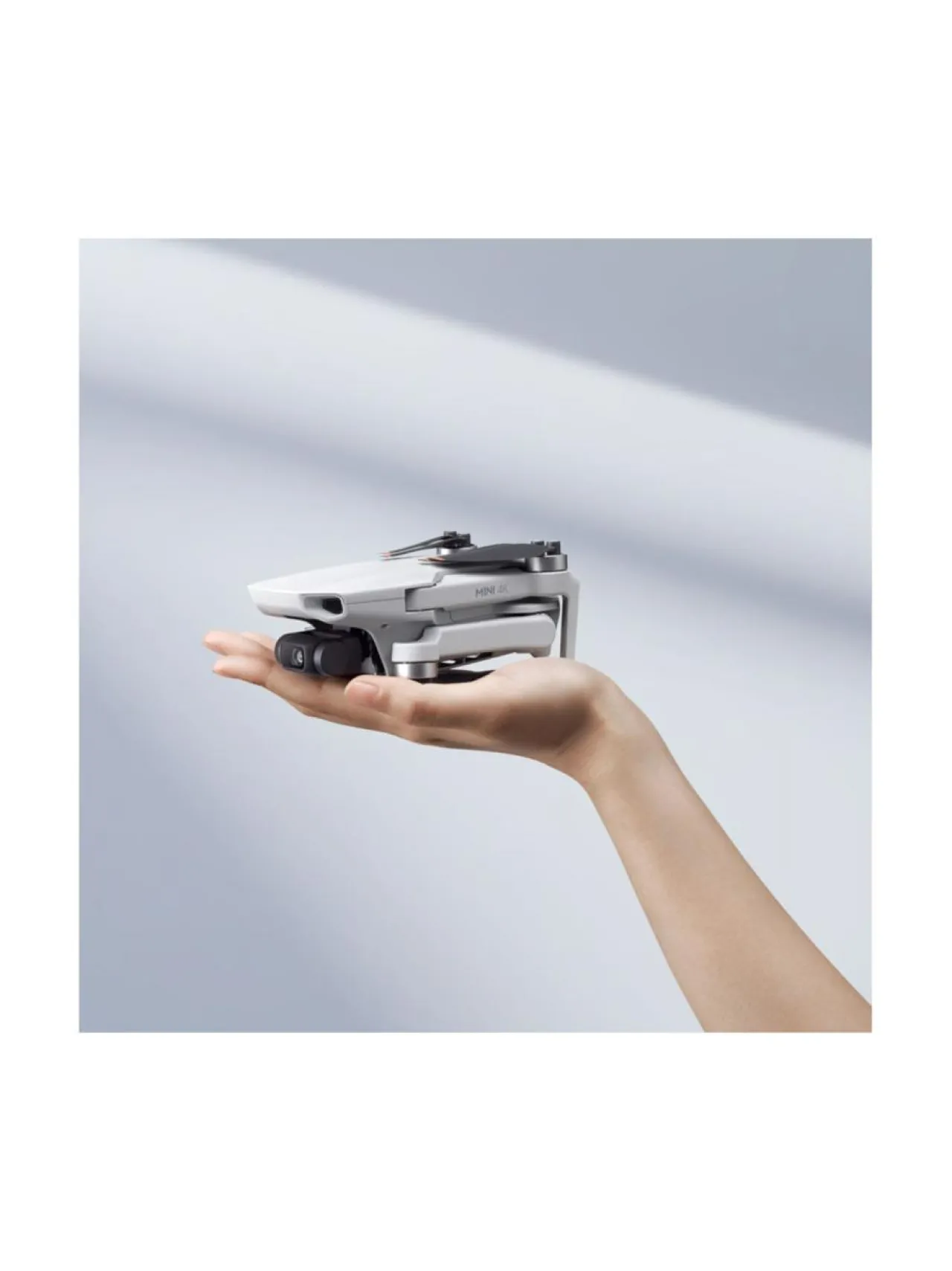 Kamerat<DJI Mini 4K Fly More Combo -drone varustepaketilla