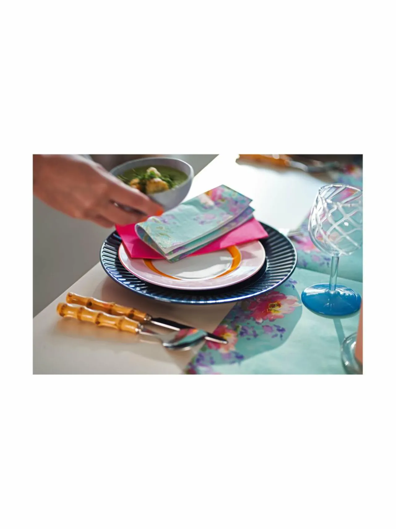 Keittiö- & Kattaustekstiilit<Duni Flowy Florals -servietti, 24x24 cm, 3-krs LT. BLUE/MULTICOLOR