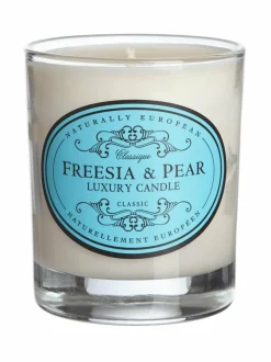 Huonetuoksut & Tuoksukynttilät<Naturally European Freesia & Pear Luxury -tuoksukynttilä