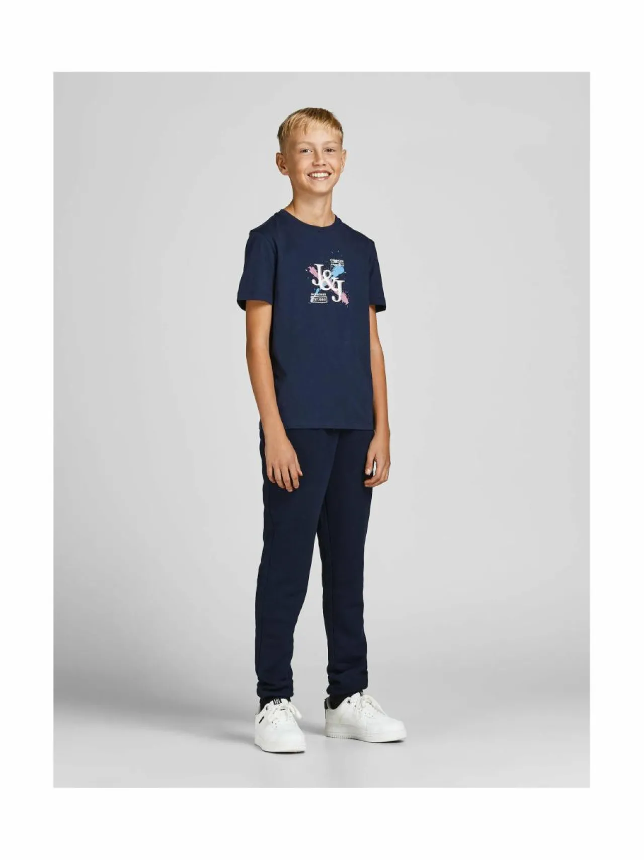 Collegehousut & Leggingsit<JACK & JONES junior JPSTLOGO -collegehousut NAVY BLAZER PRINT:TRUERED/WHITE