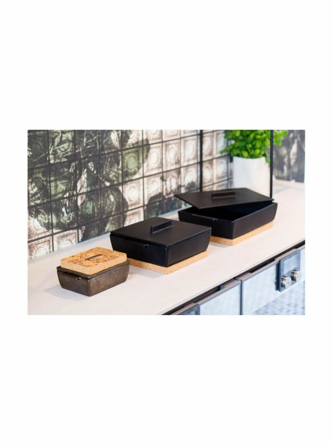 Keitto- & Paistoastiat<DUTCHDELUXES Large -kannellinen uunivuoka ja korkkialusta, 35 x 23,5 x 10,5 cm BM BLACK MATT