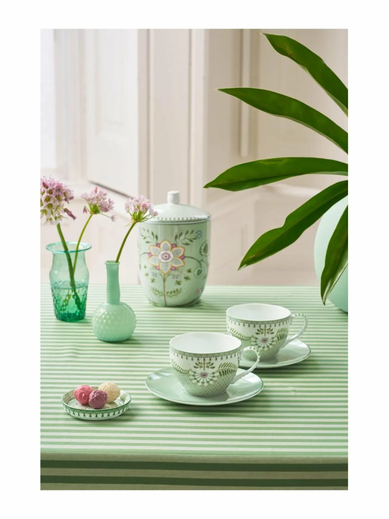 Mukit & Kupit & Asetit<PIP Studio Lily & Lotus- kahvikuppi ja lautanen, 2 kpl LIGHT GREEN
