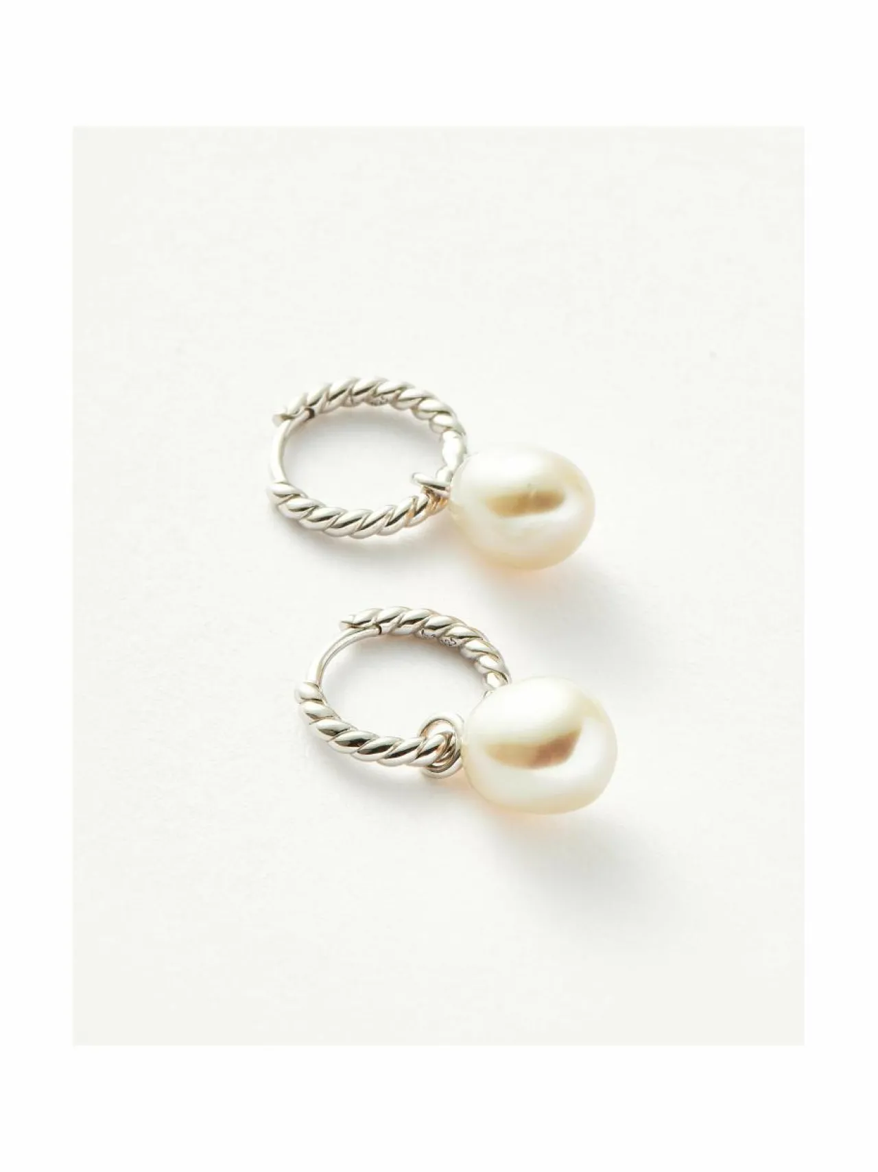 MISSOMA Pearl Twisted Small Drop Hoop -korvakorut^ Korut