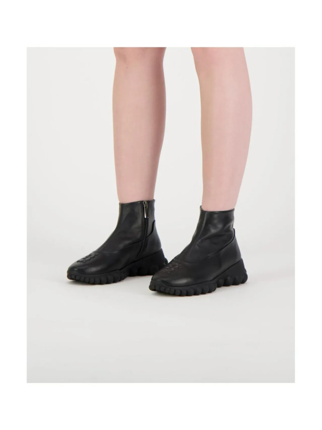 Nilkkurit<MINNA MINNA by Minna Parikka Sisterhood Boot Black MUSTA
