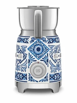Kahvin- & Vedenkeittimet<Smeg x Dolce & Gabbana "Blu Mediterraneo" -maidonvaahdotin WHITE &AMP; BLUE