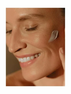 Aurinkotuotteet<Sisley Sunleÿa Anti-Aging Sun Care SPF50+ -aurinkovoide