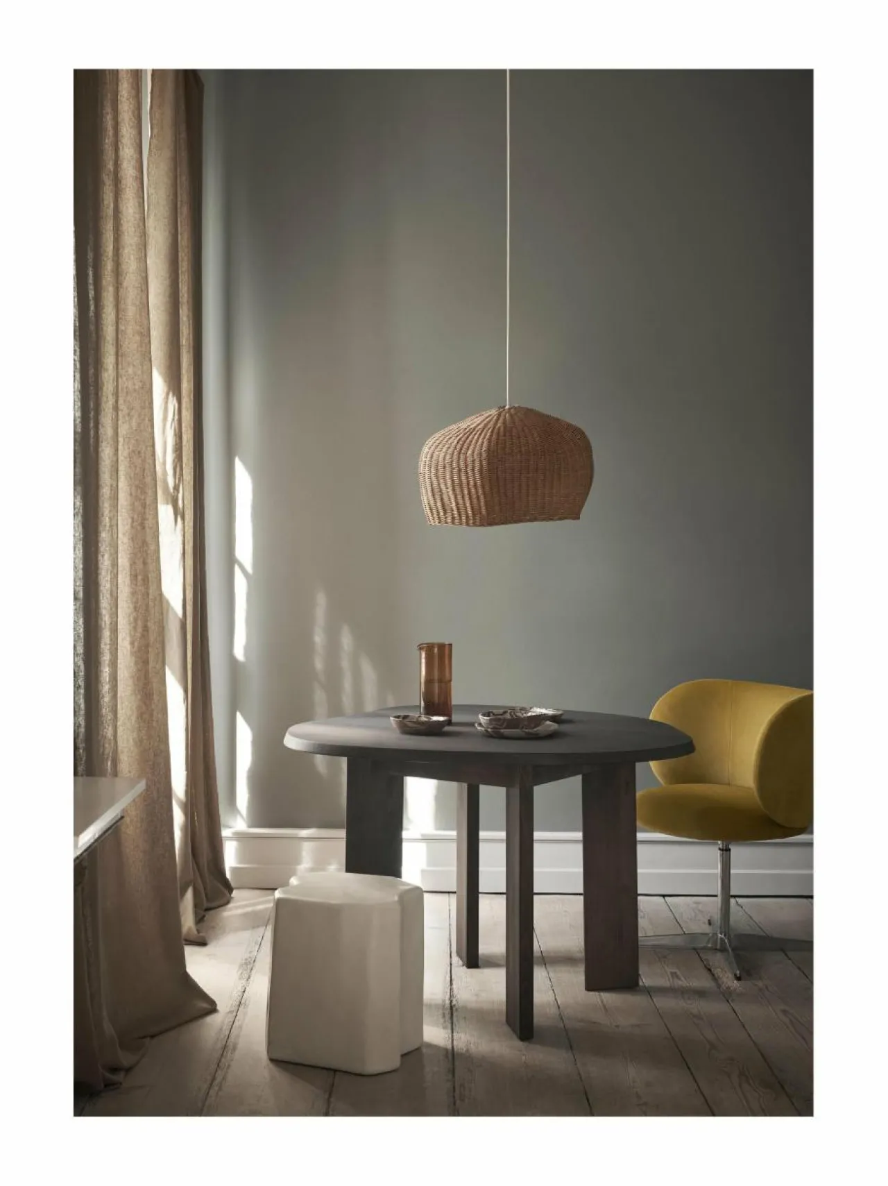 Pöydät<Ferm Living Tarn-puinen ruokapöytä SAND