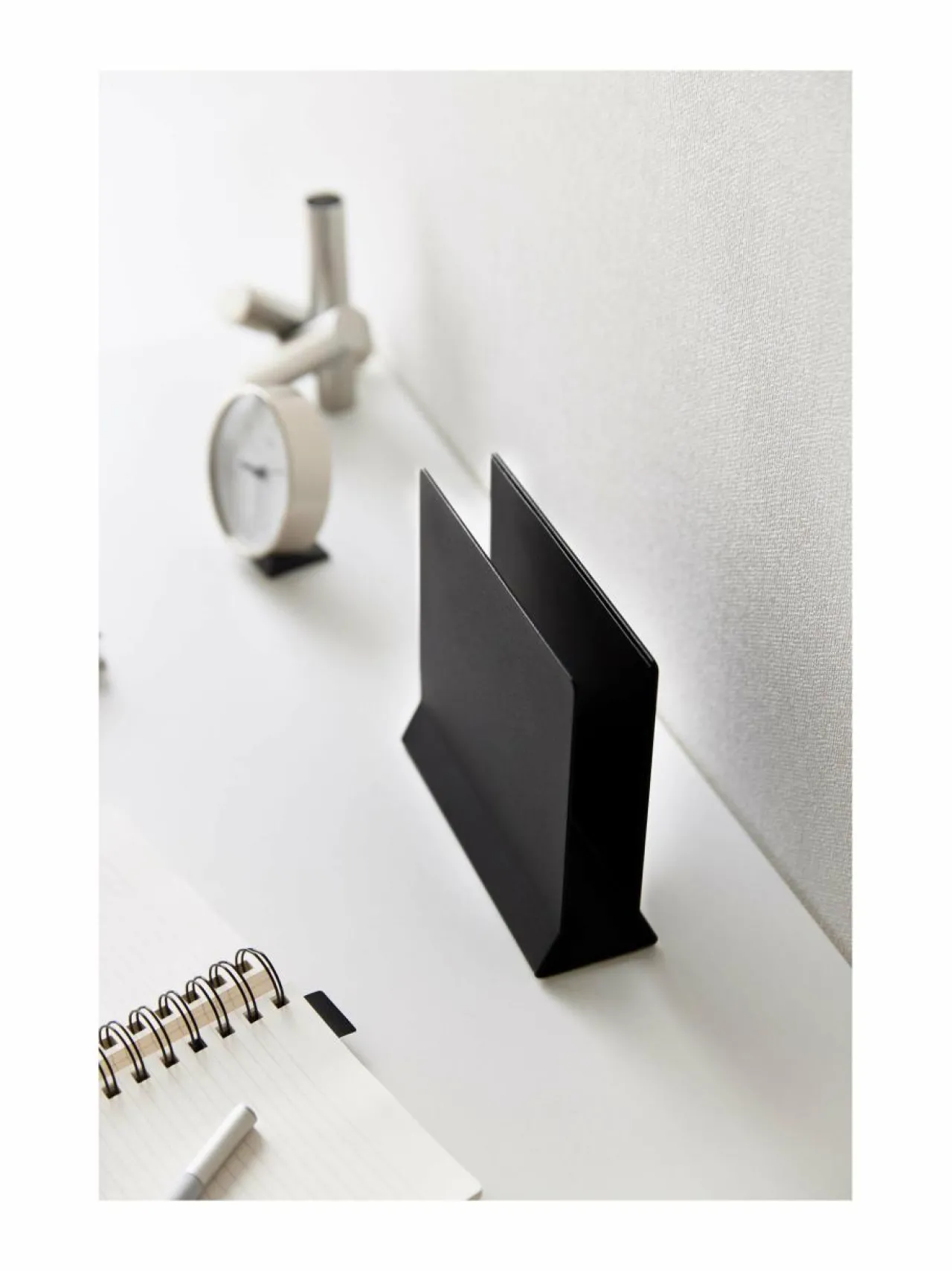 Yamazaki Tower Slim - pystyteline kannettavalle tietokoneelle^ Säilytys