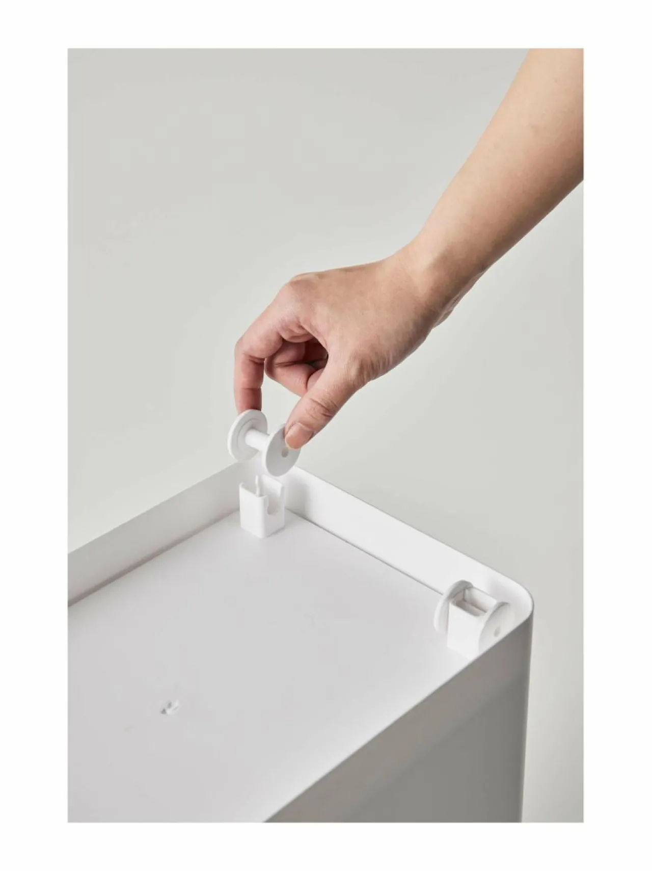 Säilytys<Yamazaki Tower-lemmikinruokalaatikko 25 l WHITE