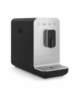Kahvin- & Vedenkeittimet<Smeg Täysautomaattinen kahvikone BLACK