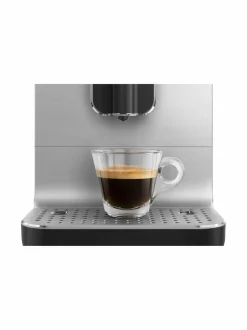 Kahvin- & Vedenkeittimet<Smeg Täysautomaattinen kahvikone BLACK