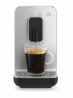 Kahvin- & Vedenkeittimet<Smeg Täysautomaattinen kahvikone BLACK